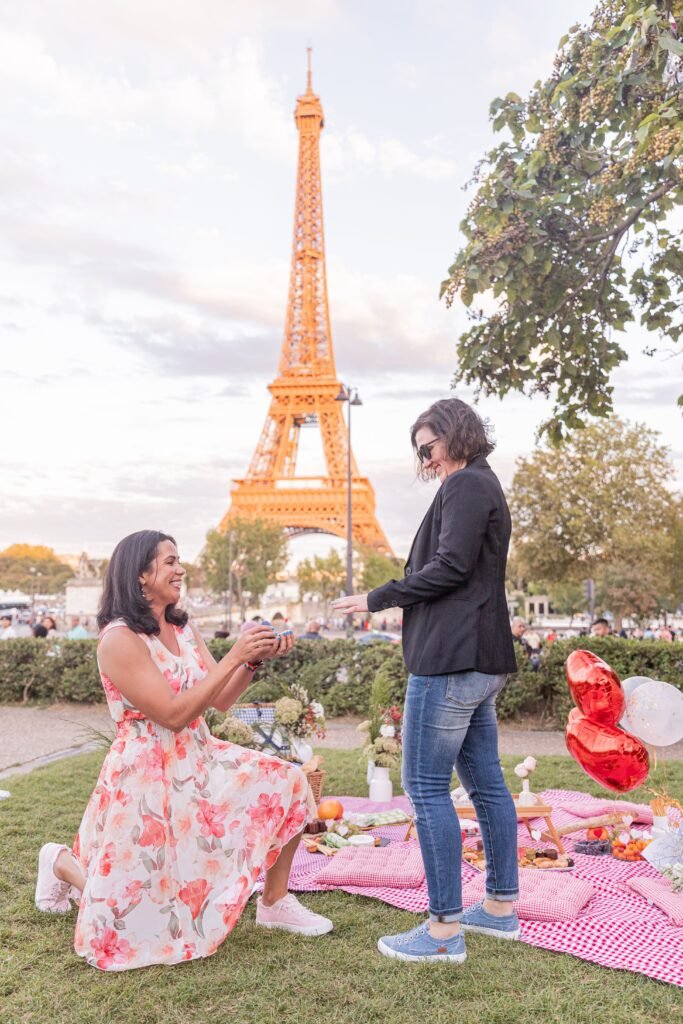 lesbian-proposal-paris